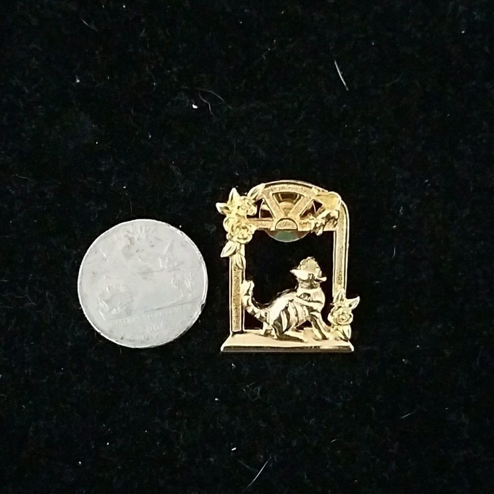 A Game of Cat and Mouse Gold Tone Pin – Whimsical Vintage Style Brooch Jewelry